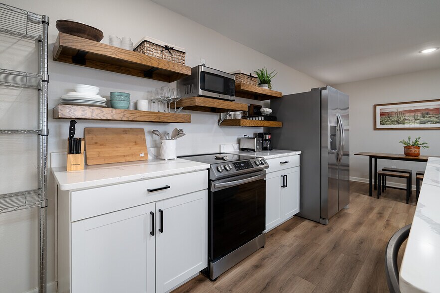 Building Photo - 1528 E Devine St