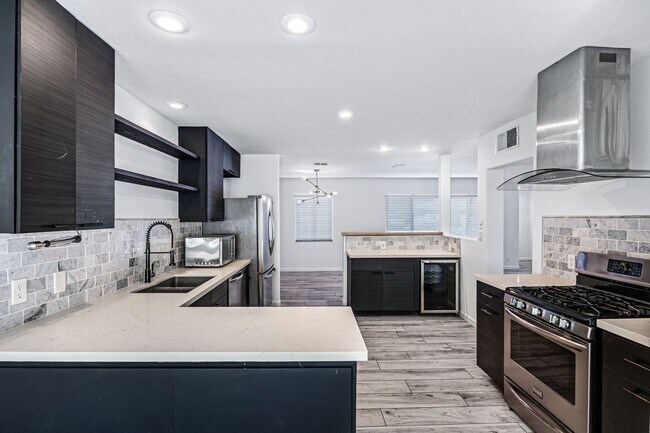 Building Photo - Now Leasing & Ready for immediate move in! HUGE POOL – Fully Updated Scottsdale Home!