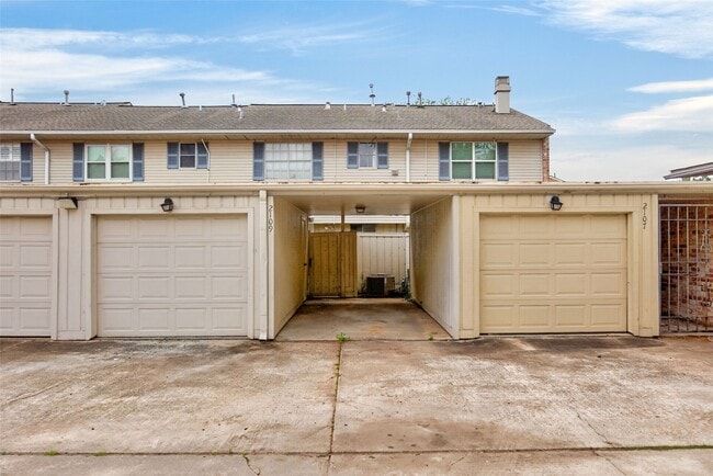 Building Photo - 2109 Lander Ln