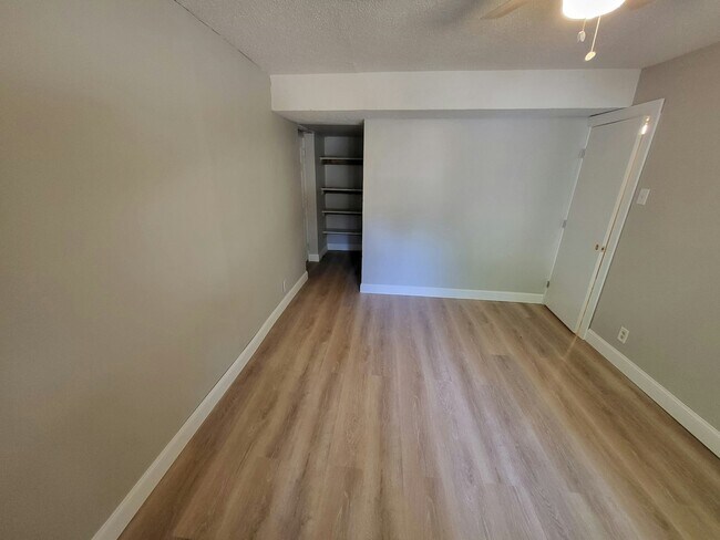 Building Photo - 4510 Mockingbird Dr NE