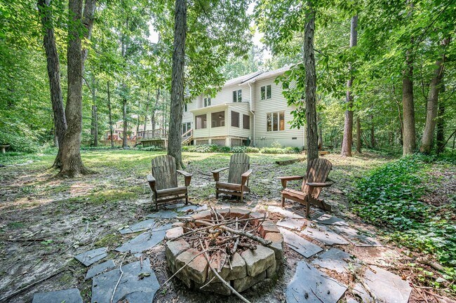 Building Photo - Exceptional Contemporary Features Privacy and a Scenic Back Yard.