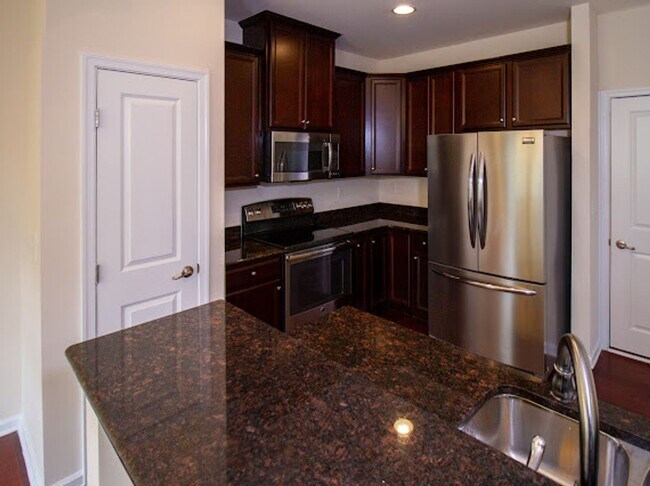 Building Photo - Minutes from Uptown!