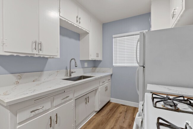 Building Photo - 621 Cerritos Ave