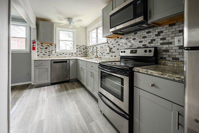 Building Photo - Completely renovated end row home! Stainle...