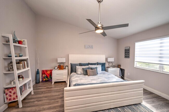 Building Photo - 621 Lakeshore Terrace