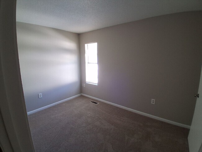 Building Photo - 2 Bedroom/1.5Bath Townhome on Bemiss