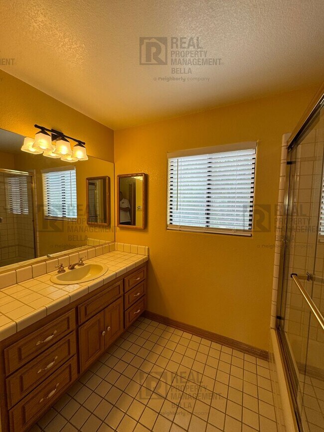 Building Photo - Waterfront Living in Canyon Lake!