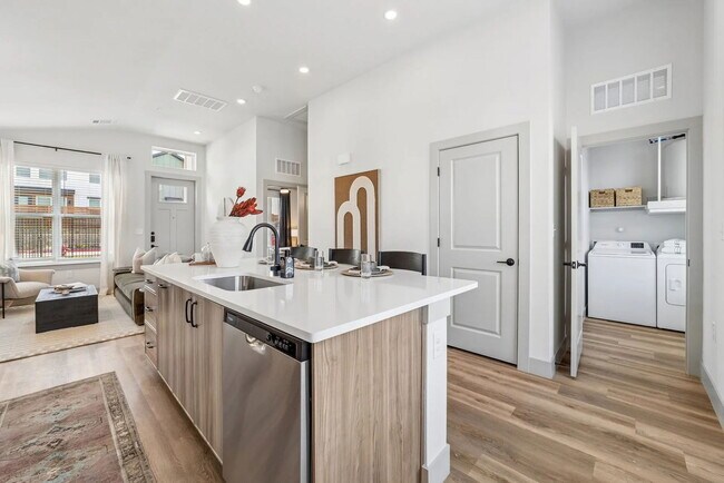 Building Photo - 4424 Janssen Ave