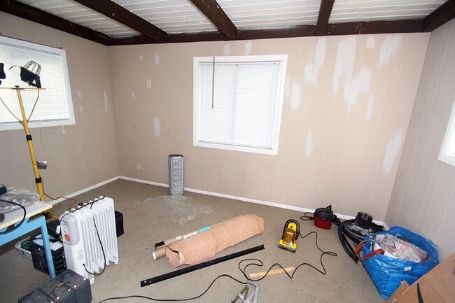 Building Photo - CHARMING 2 BED WEDGWOOD HOME W WOOD FLOORS, LARGE SHED, & LARGE LOT!