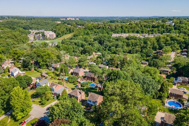 Building Photo - AVAILABLE JULY 1ST!! Don't miss this STUNNING 3 bedroom!