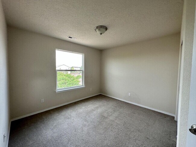 Building Photo - Single Family Home