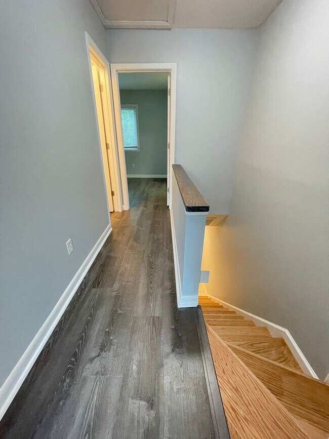 Building Photo - Updated 2br 2ba End Unit in Chancellor Squ...