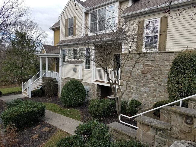 Building Photo - Beautiful Four Bedroom, 3.5 Bath Townhouse