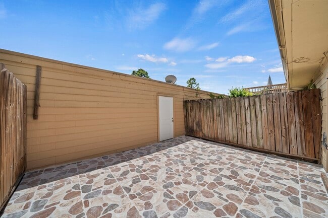 Building Photo - 925 Memorial Village Dr