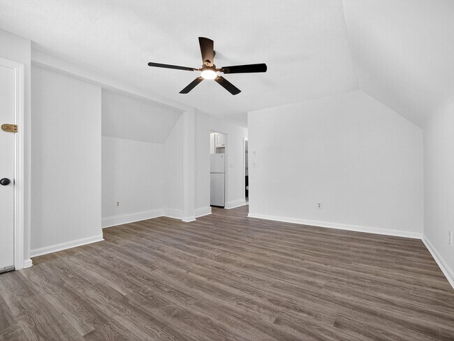 Building Photo - 469 Medford St