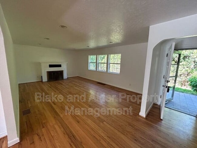 Building Photo - 198 NE 157th Ave