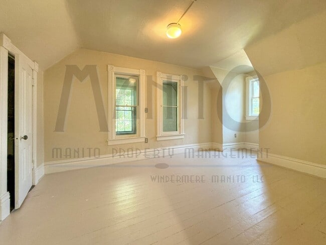 Building Photo - *COMING SOON* Vintage Craftsman In Prime L...