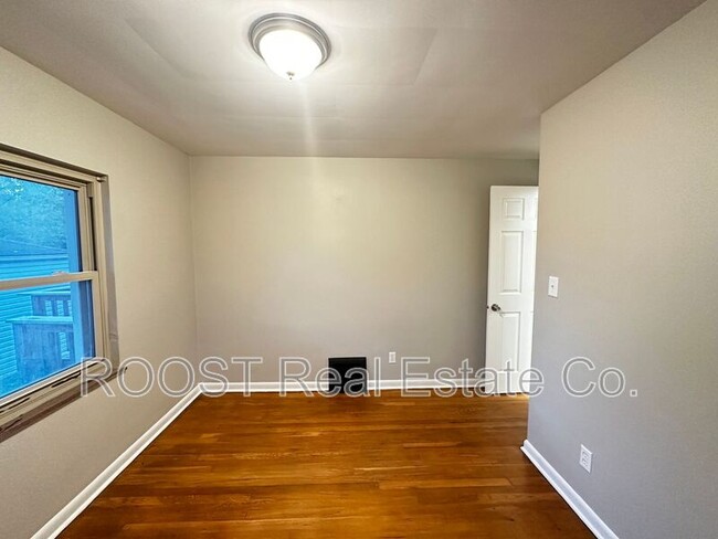 Building Photo - 1545 Garling Ave