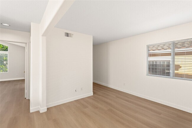 Building Photo - 51 Avanzare