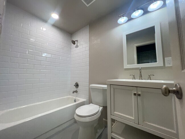 Building Photo - Great 3 Bedroom Home Move In Ready