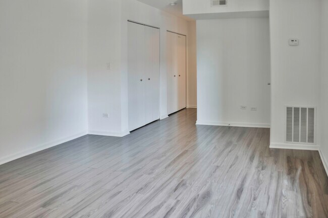 Building Photo - 925 W Carmen Ave