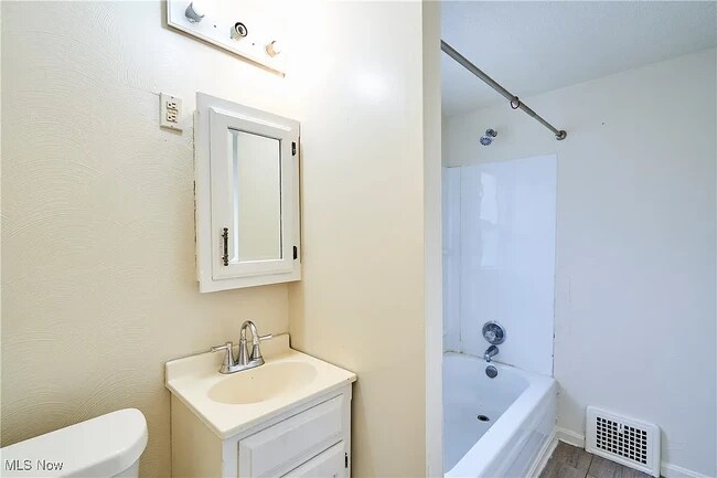 Building Photo - 8606 Vineyard Ave