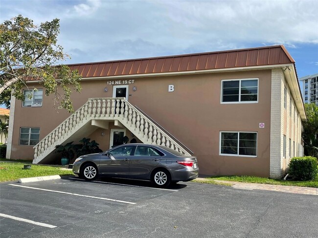 Building Photo - 124 NE 19th Ct