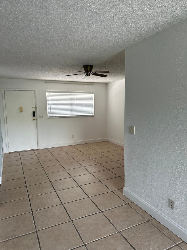 Building Photo - 1560 Colonial Blvd