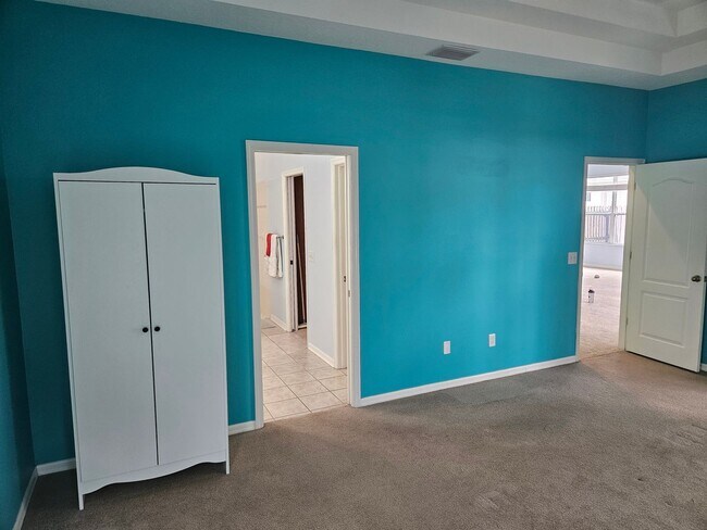 Building Photo - One-year lease starting in January, with free move-in for December.