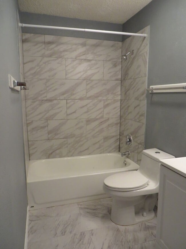 Building Photo - 663