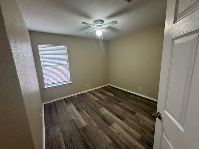 Building Photo - COMFORTABLE HOME | SINGLE STORY  |  CLOSE TO HWY 151 & 410 | SHOPPING & RESTAURANTS