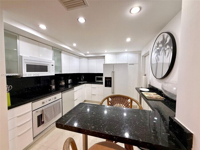 Building Photo - 210 Seaview Dr