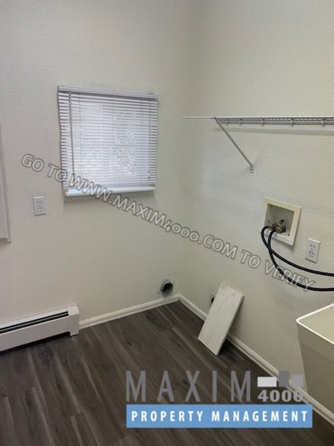 Building Photo - 401 E Mayfield Dr