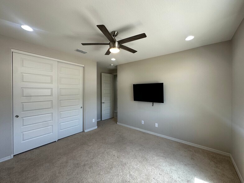 Building Photo - 2518 E Novak Way