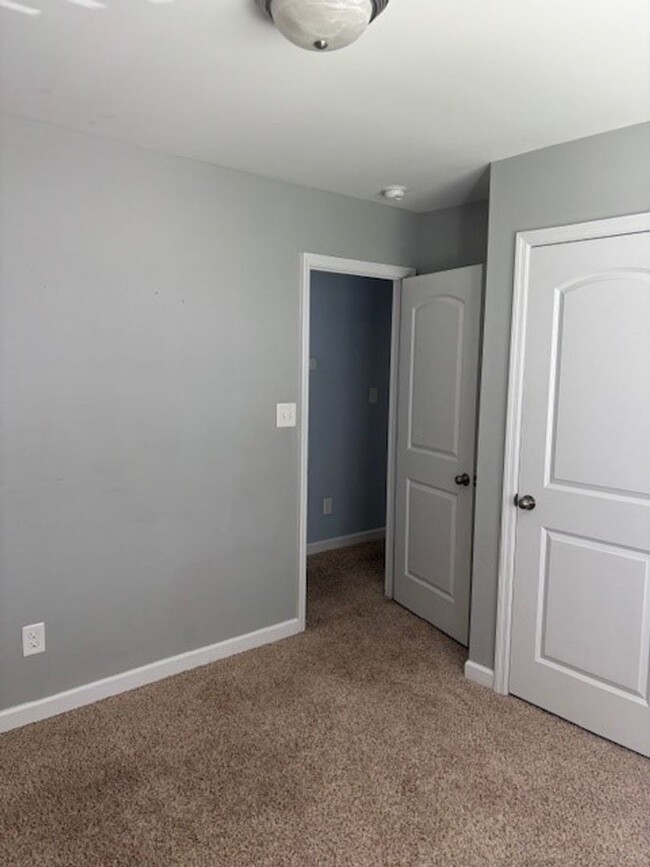 Building Photo - Beautiful 3 bedroom, 2.5 bath home with Bo...