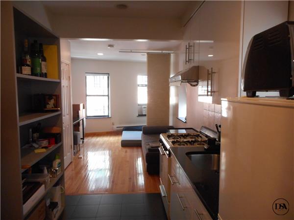 Building Photo - 9 Pell St