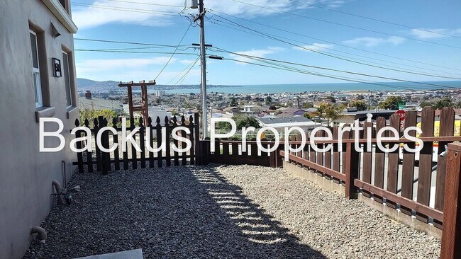 Building Photo - Wonderful partially furnished upper Seaside unit