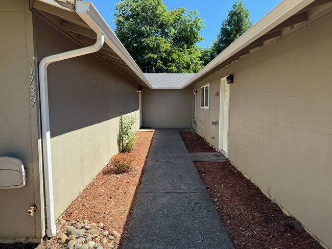Building Photo - Updated 2-bedroom 1.5 bath duplex in Springfield!