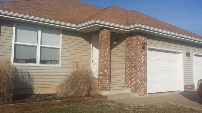 Building Photo - Nice Duplex in Clever. Clean two bedroom, ...