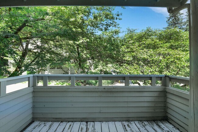 Building Photo - Your Sun-Drenched Redmond Retreat Awaits!