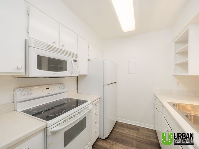 Building Photo - Modern 1 bedroom condo with garage for ren...