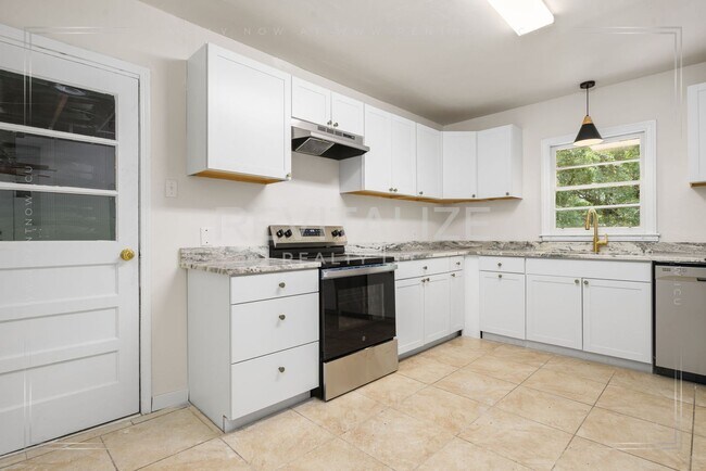 Building Photo - 2505 Robin Hood Dr