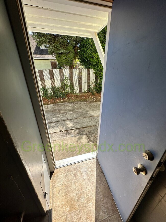 Building Photo - Gorgeous Pet-Friendly 3 Bedroom 1 Bath House