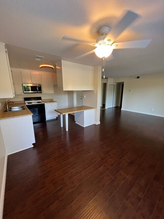 Building Photo - Ground-Floor Living in a Desirable 55+ Thousand Oaks Community