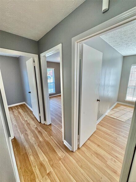 Building Photo - 728 E Gardendale Dr