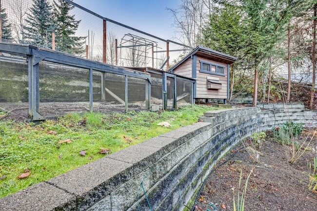 Building Photo - Beautiful Spacious Bainbridge Home