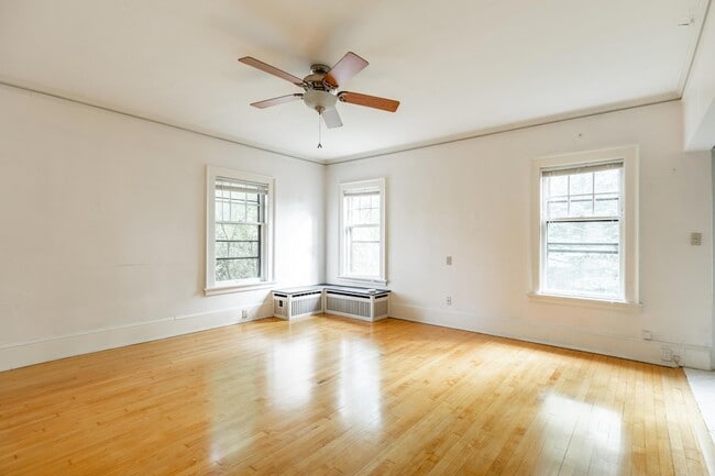 Building Photo - 2119 E Kenilworth Pl