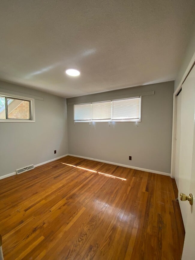 Building Photo - 521 Blendwood Dr