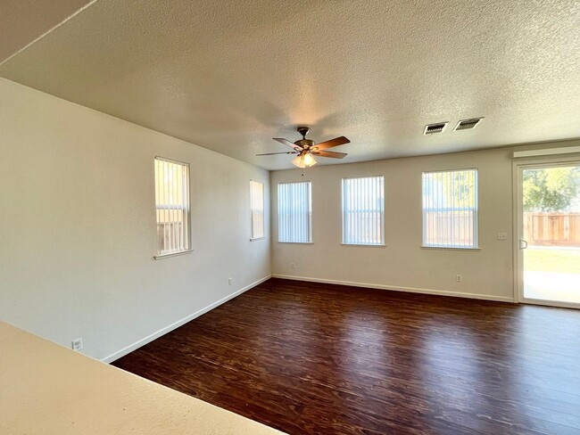 Building Photo - Merced: $2200 3 bed 2.5 bath two story hom...