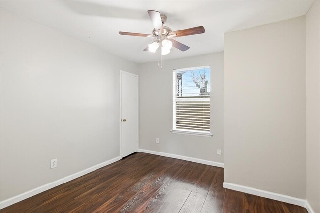 Building Photo - 2308 E 10th St